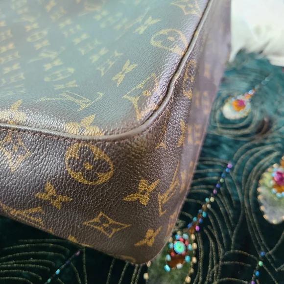 Louis Vuitton GM Looping Bag - Picture 12 of 16